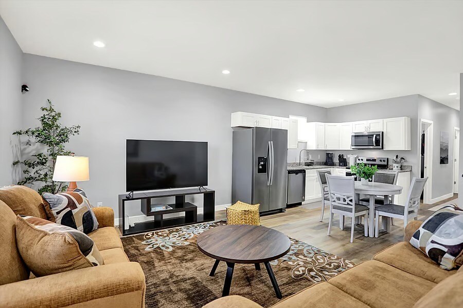 Building Photo - 1137 W 21st St