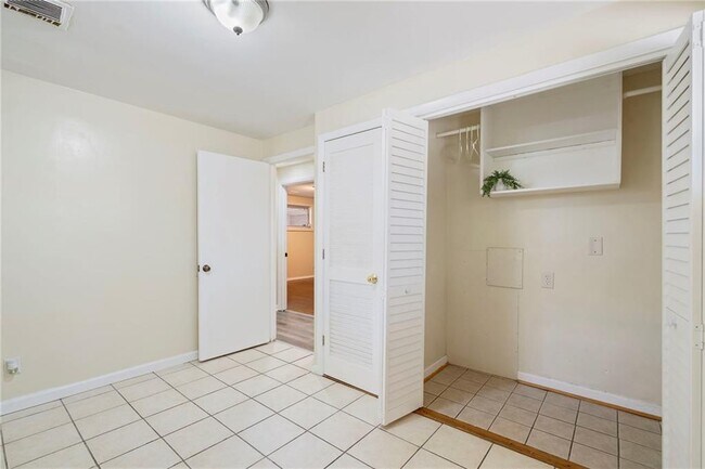 Building Photo - 2451 Warwick Cir NE