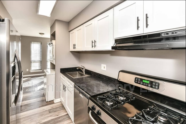 Building Photo - 11220 Chestnut Grove Square