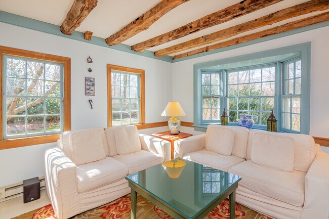 Building Photo - 134 Three Mile Harbor Rd