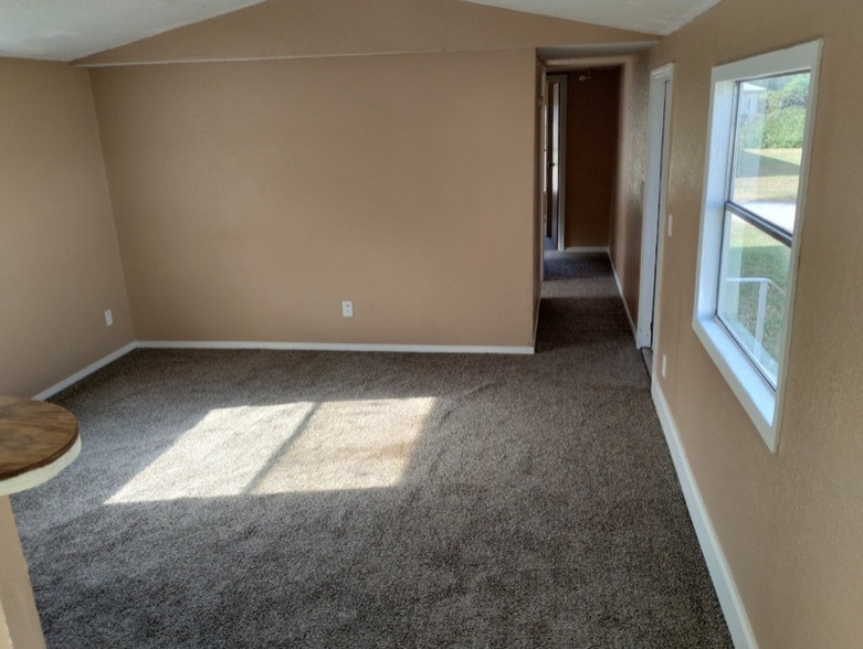 Building Photo - 120 SE Camelot Loop