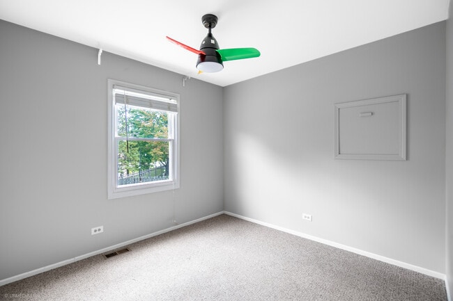 Building Photo - 2122 Kensington Dr