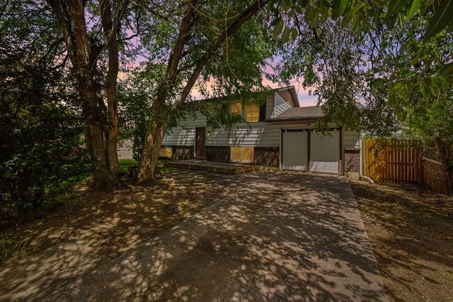 Building Photo - 4 Bedroom, 2 bathroom Located Close to Pikes Peak Community College!