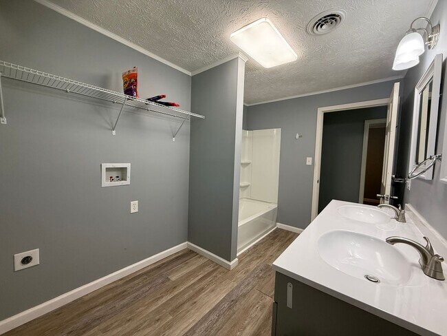 Building Photo - 3 Bedroom 1 Bathroom Home in Greene County...