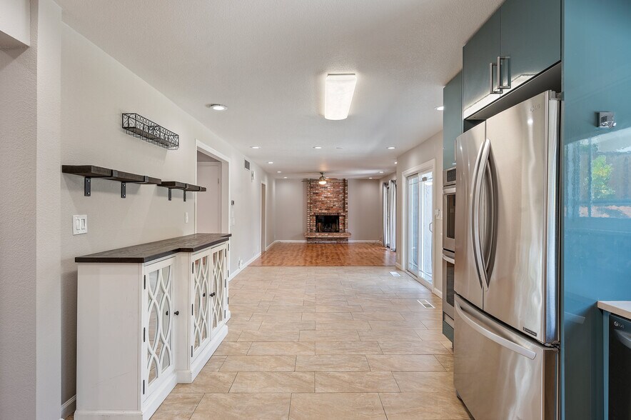 Building Photo - 3661 Slopeview Dr