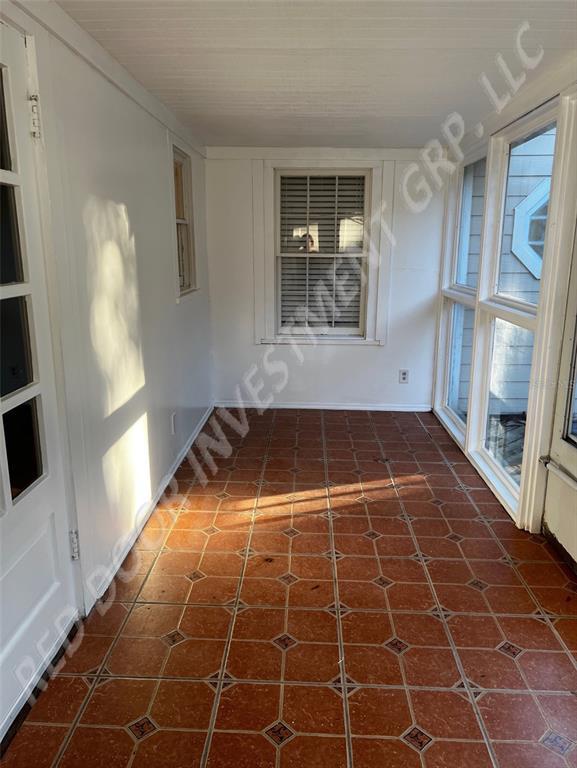Building Photo - 712 Floral Dr
