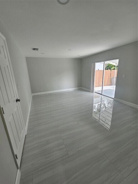 Building Photo - 4072 SW 51st St