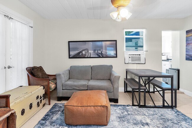 Building Photo - 909 N Palmway
