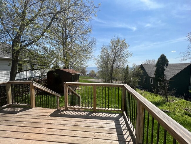 Building Photo - AVAILABLE JUNE - 3 Bed 1 Bath w/ Great View