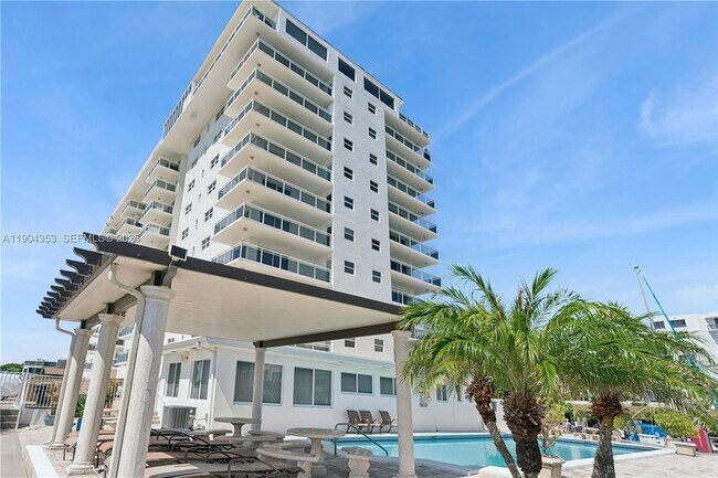 Building Photo - 1160 Hillsboro Mile Unit 901