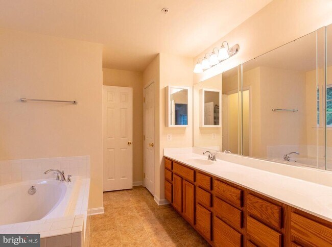 Building Photo - 8401 Hollow Tree Ln