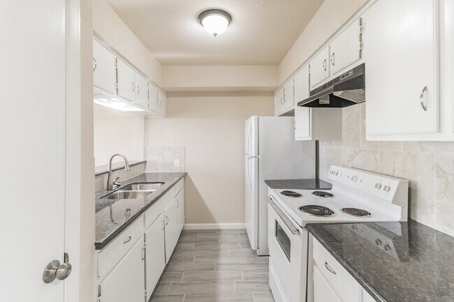 Building Photo - 6815 Beachwood St