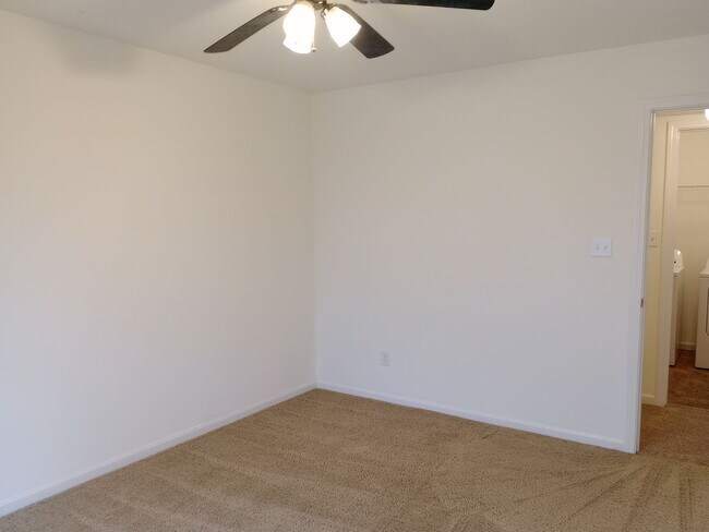 Building Photo - 2401-2403-2403 Northampton Dr