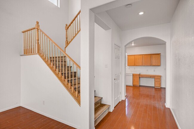 Building Photo - Stunning 4 Bed 2.5 Bath!