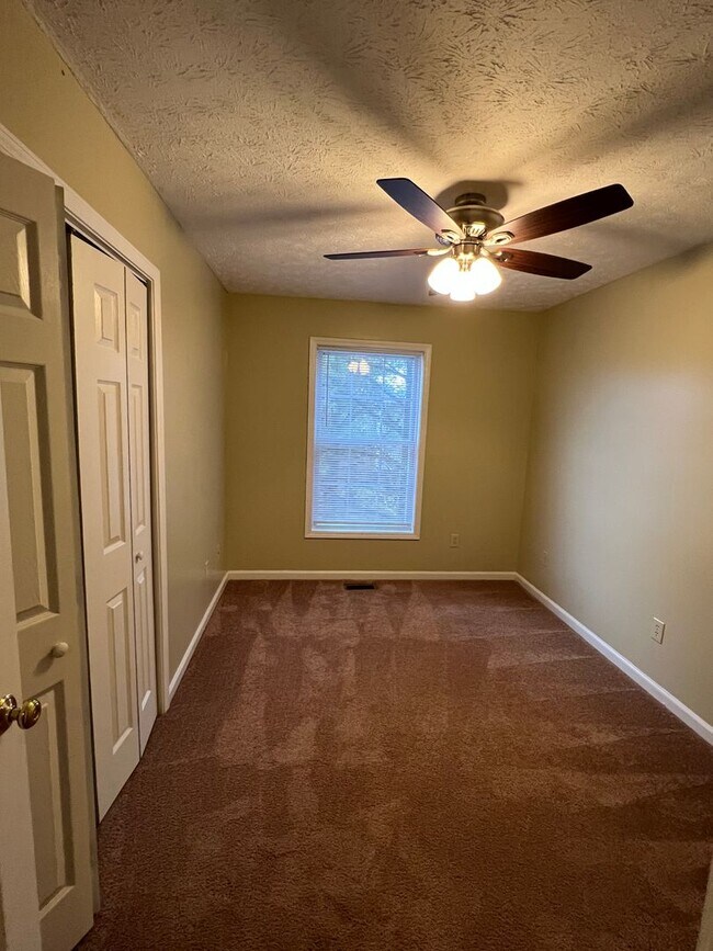 Building Photo - PRIE REDUCTION  3 Bedroom Avail August 2026; Rent $1,600