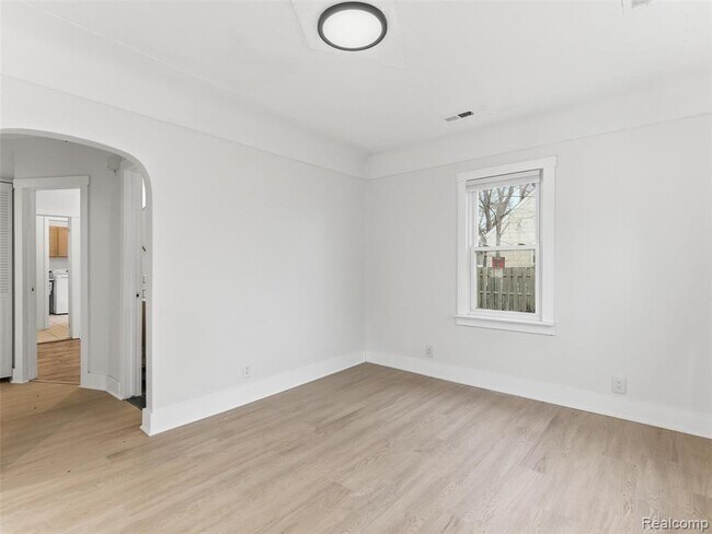 Building Photo - 335 E Elza Ave