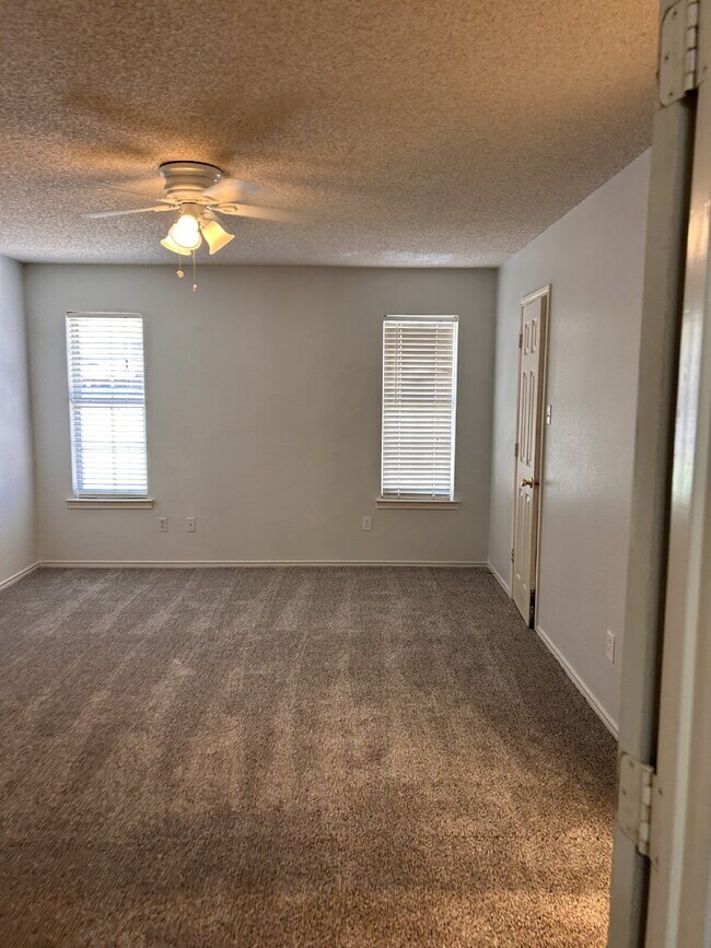 Building Photo - Nice Three Bedroom - Northridge