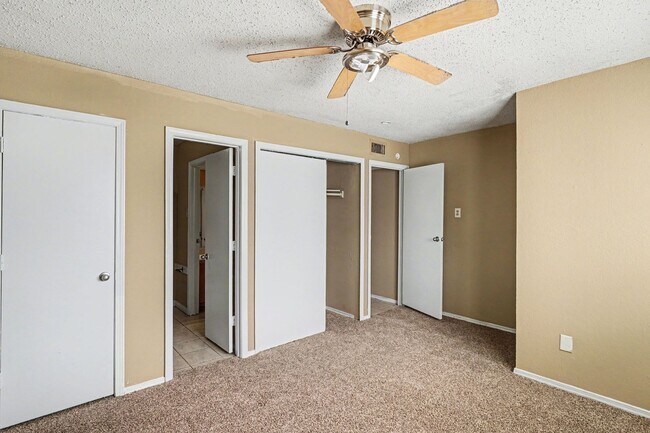 Building Photo - Charming 3-1-1 in S Dallas