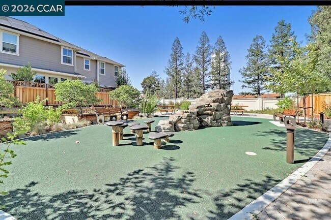 Building Photo - 777 Country Club Dr