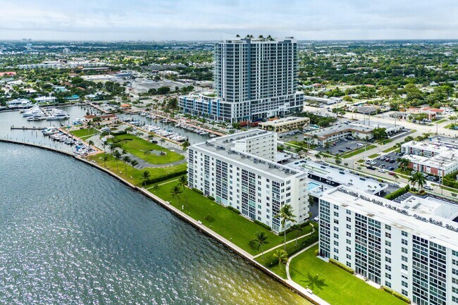 Building Photo - 301 Lake Shore Dr
