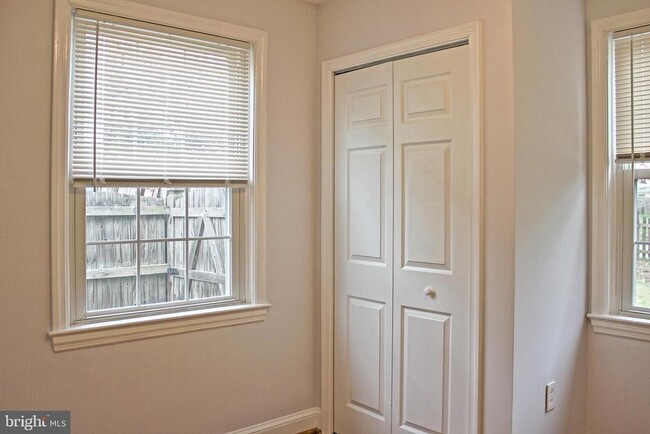 Building Photo - 1013 Crawford Dr