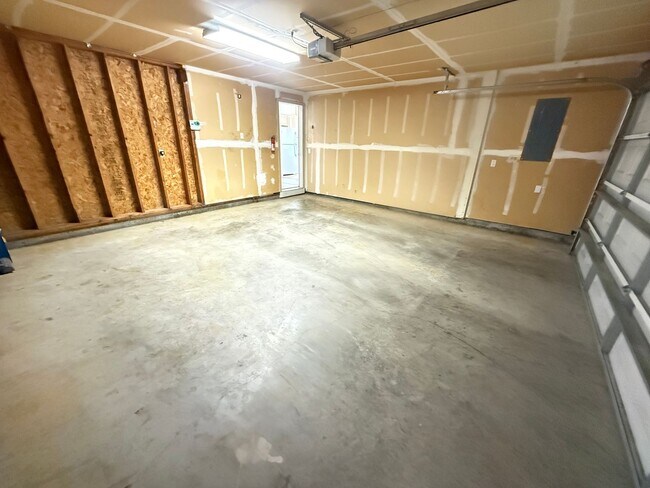 Building Photo - Updated 3 bedroom 2 bath house in Eugene!