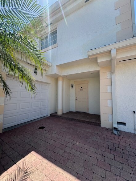 Primary Photo - 524 7th Square SW