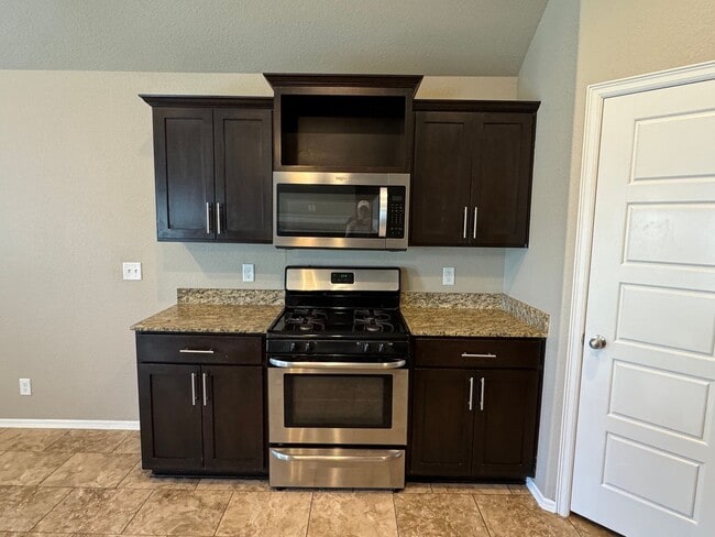 Building Photo - 4 bed, 2 bath, 3 car garage!