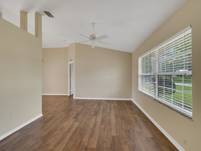 Building Photo - 962 Montrose Ave