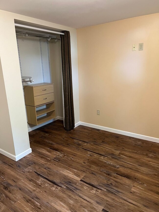 Building Photo - Quiet 2 bedroom with utilities included