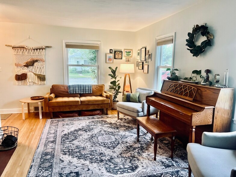 Living Room (1) - 2116 Vine St