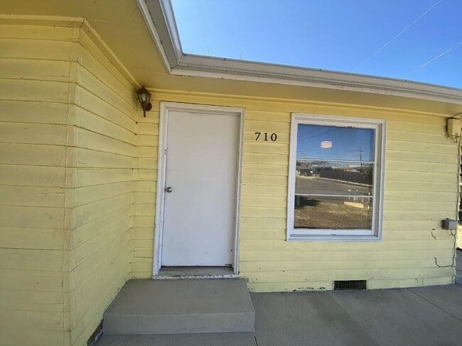 Building Photo - 710 W Broccoli St