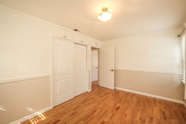 Building Photo - Great home next to Hoover Park