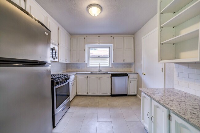 Building Photo - 1618 S Ash Pl