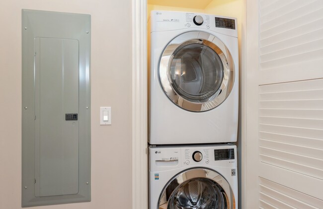 Building Photo - 10 E Delaware Pl