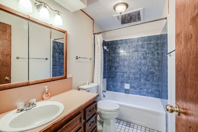 Building Photo - Beautiful 3 bed, 2 bath rental home in Milwaukie!