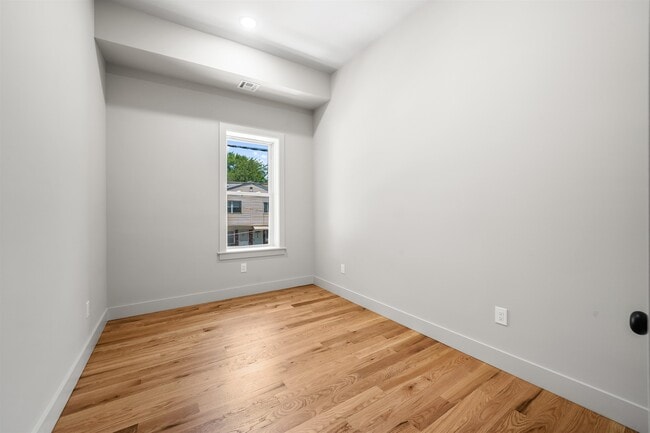 Building Photo - 424 Woodlawn Ave