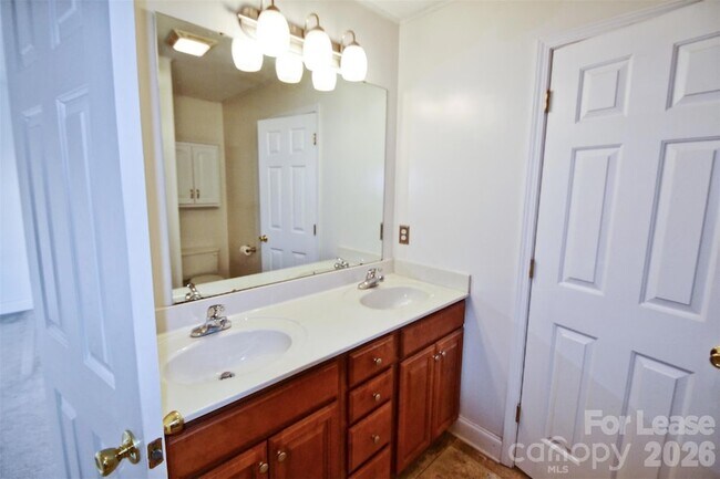 Building Photo - 1491 Mayfair Dr