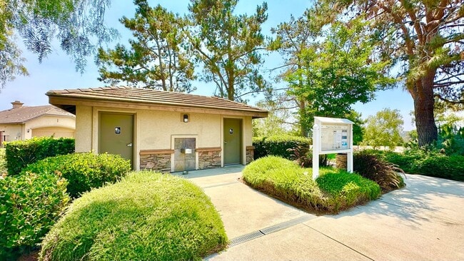 Building Photo - Fantastic Single-Story in the desirable an...