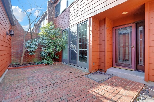 Building Photo - AMAZING SPACIOUS END UNIT TOWNHOUSE IN PRIME LOCATION