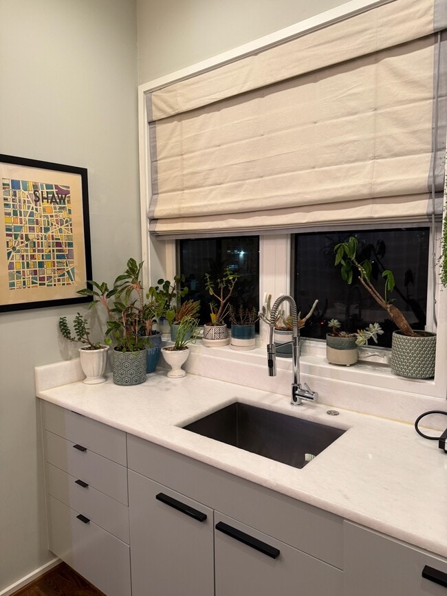 Building Photo - 1100 W St NW