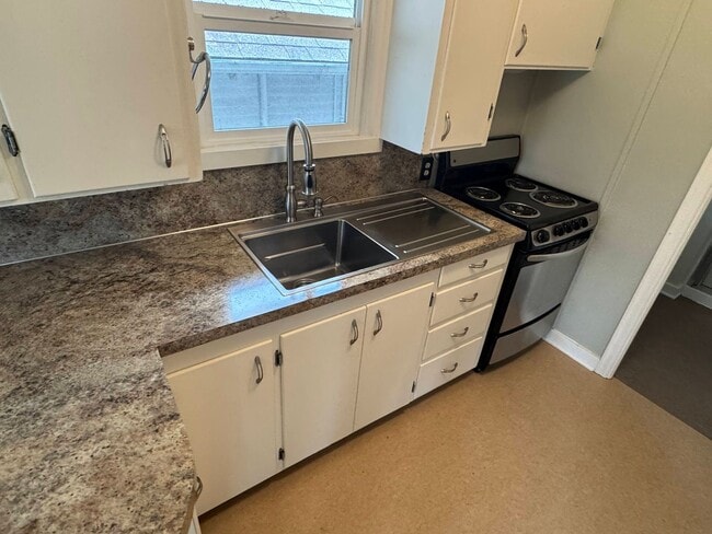 Building Photo - 1 Bedroom Duplex in Downtown Eugene
