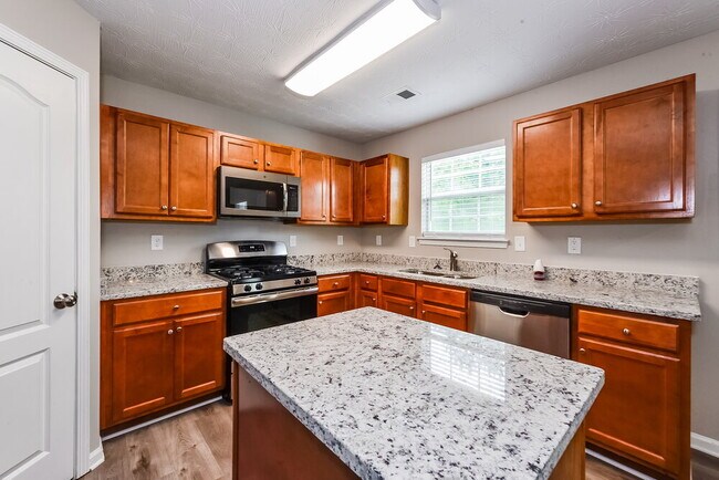 Building Photo - 657 Howell Dr