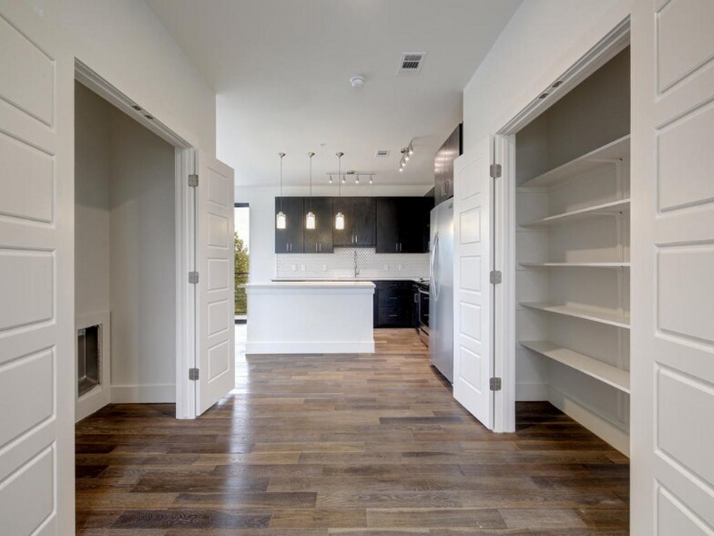 Building Photo - 1615 E 7th St