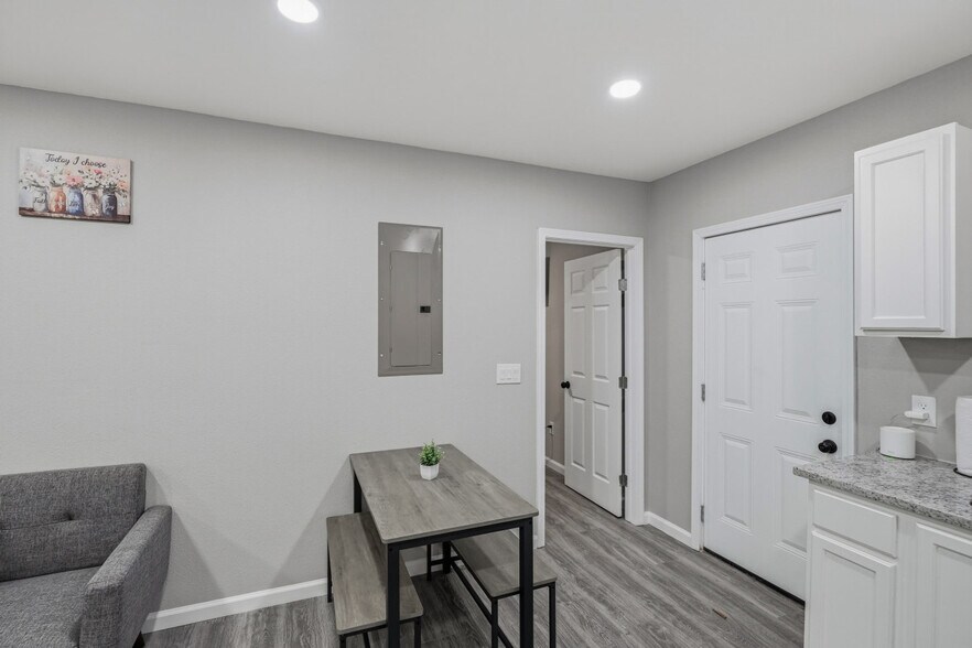 Building Photo - 2306 E Houston St