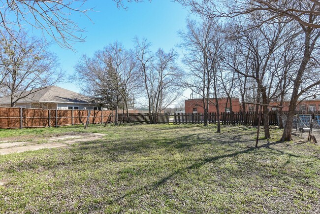 Building Photo - 3715 Eutopia St