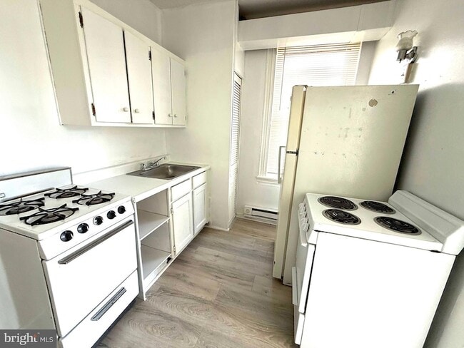 Building Photo - 2013 E Stella St