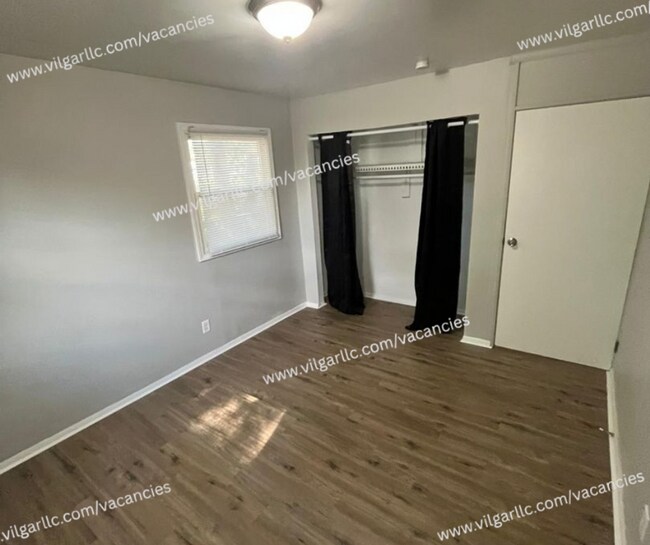 Building Photo - 3 spacious bedrooms, 1 updated bathroom home in Gary, IN