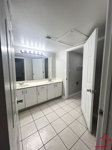 Building Photo - 915 S Seminole Dr