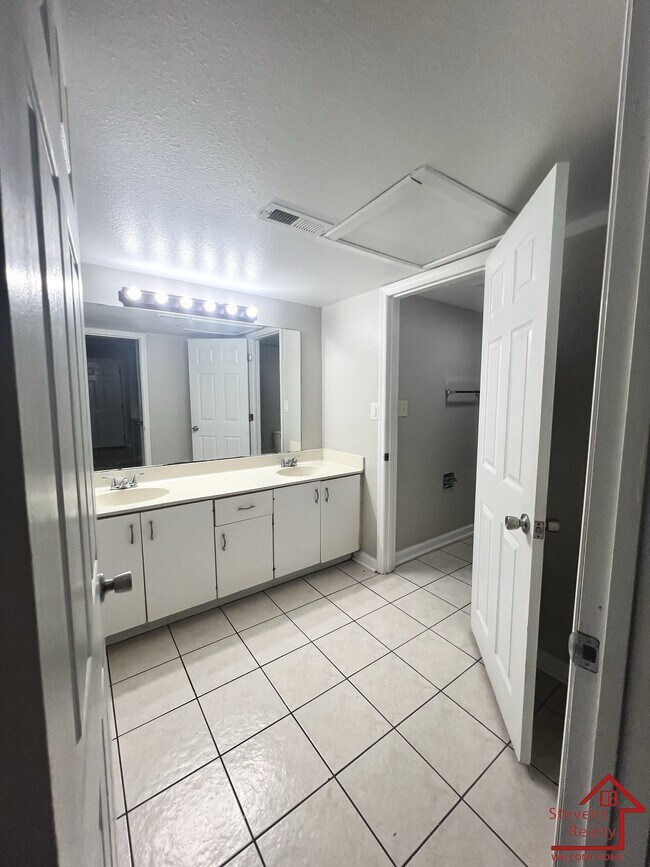 Building Photo - 915 S Seminole Dr